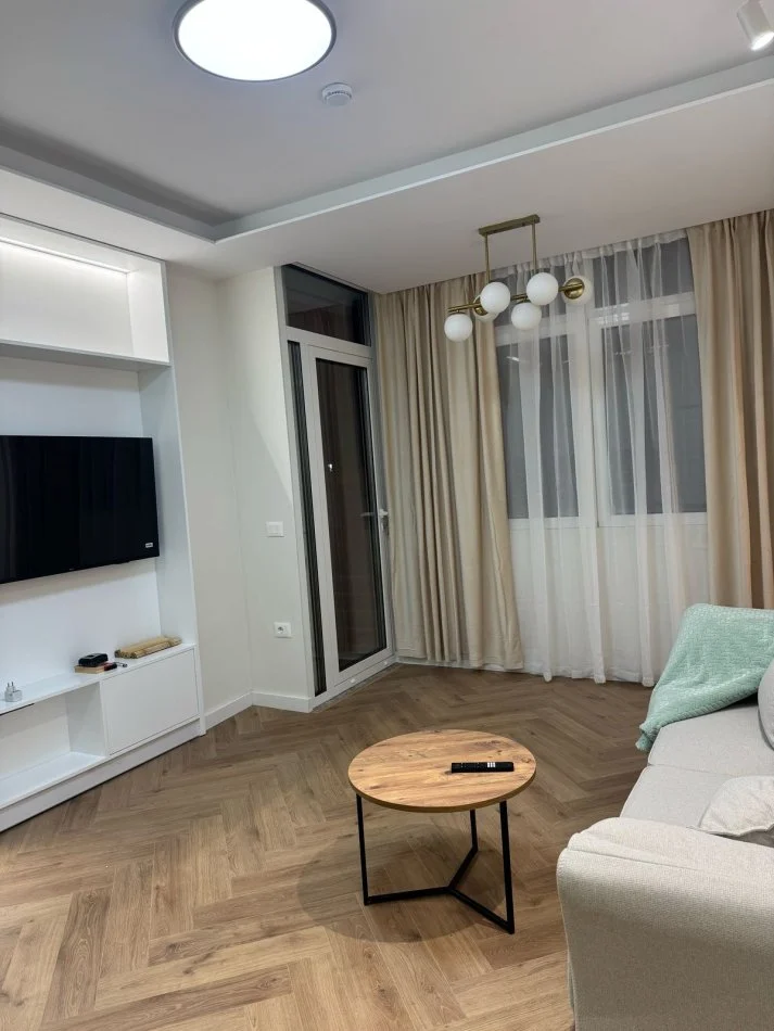 Tirane, jepet me qera apartament 1+1+Ballkon Kati 1, 55 m² 450 € (rruga 5 Maj)