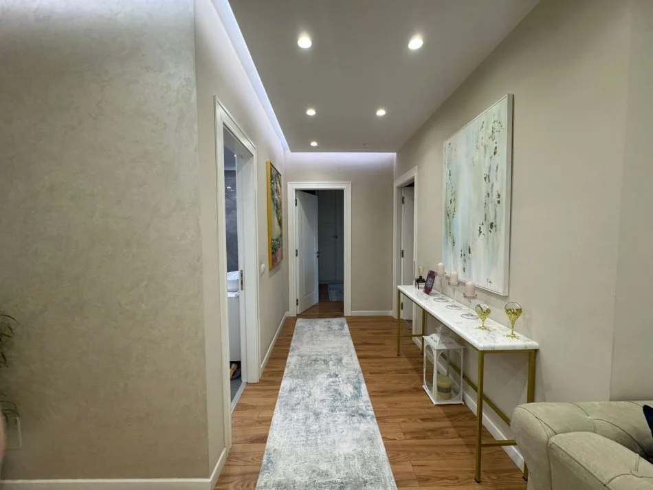 Tirane, shitet apartament 3+1+2 Poste parkimi Kati 4, 131 m² 300.000 €