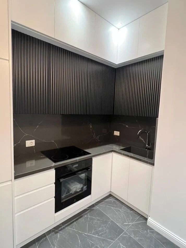 Tirane, jepet me qera apartament 1+1+Ballkon Kati 5, 70 m² 1.000 € (Kompleksi Delijorgji)