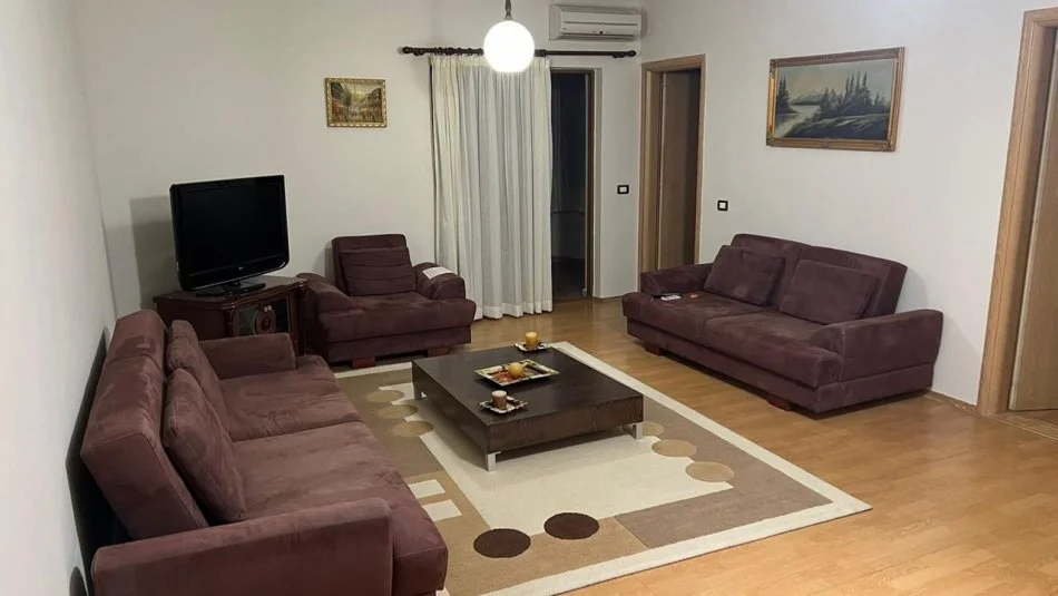 Tirane, jepet me qera apartament 2+1+Ballkon Kati 3, 90 m² 550€ (Rruga Ibrahim Kodra Komuna e Parisit)