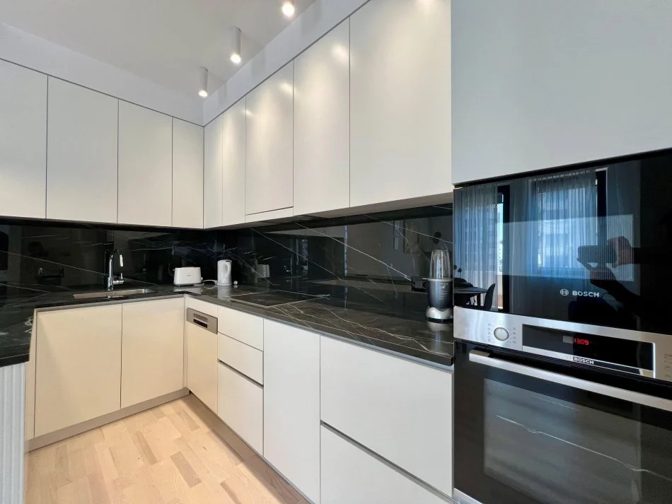 Tirane, jepet me qera apartament 2+1+Ballkon Kati 6, 95 m² 1.000 € (rruga e barrikadave)