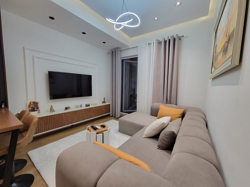 Tirane, shes apartament 2+1+Ballkon , 87 m² 
