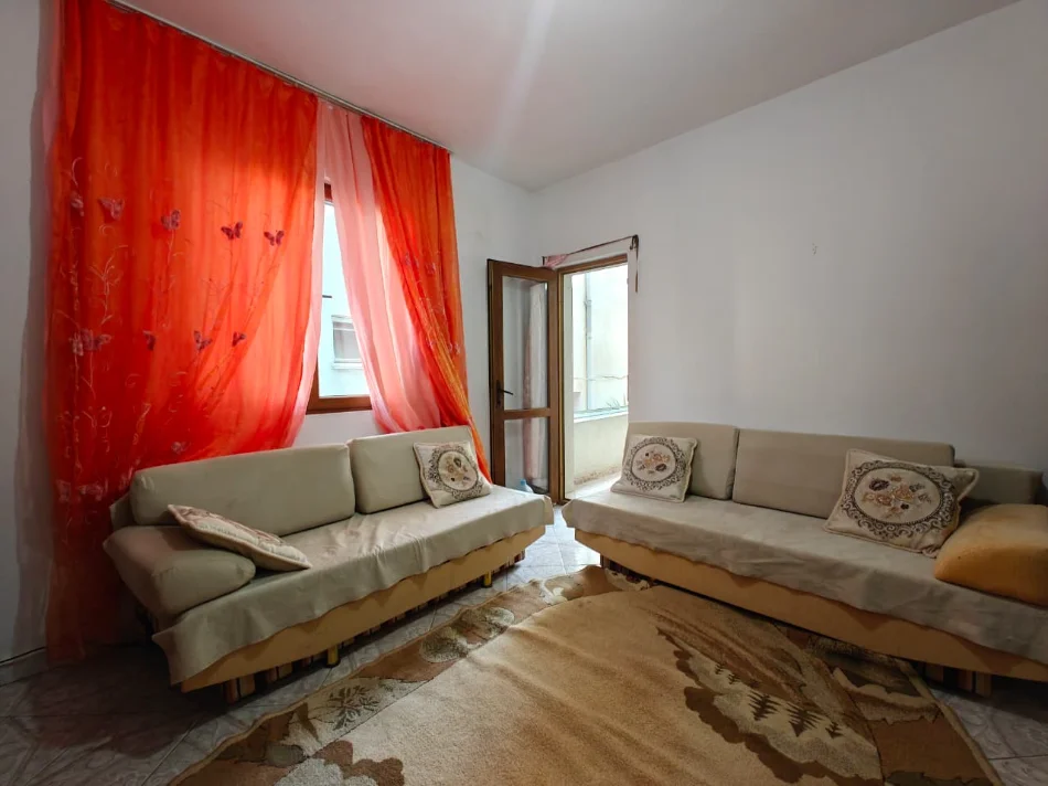Tirane, jepet me qera apartament 1+1 Kati 1, 400 € 