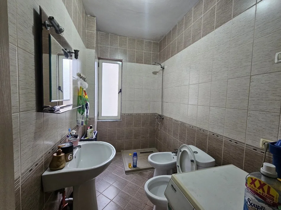 Tirane, jepet me qera apartament 2+1+Ballkon Kati 2, 100 m² 450 € (Yzberisht, Nela 3)