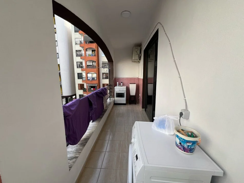 Tirane, jepet me qera apartament 2+1+Ballkon Kati 4, 82 m² 450 € (3 deshmoret)