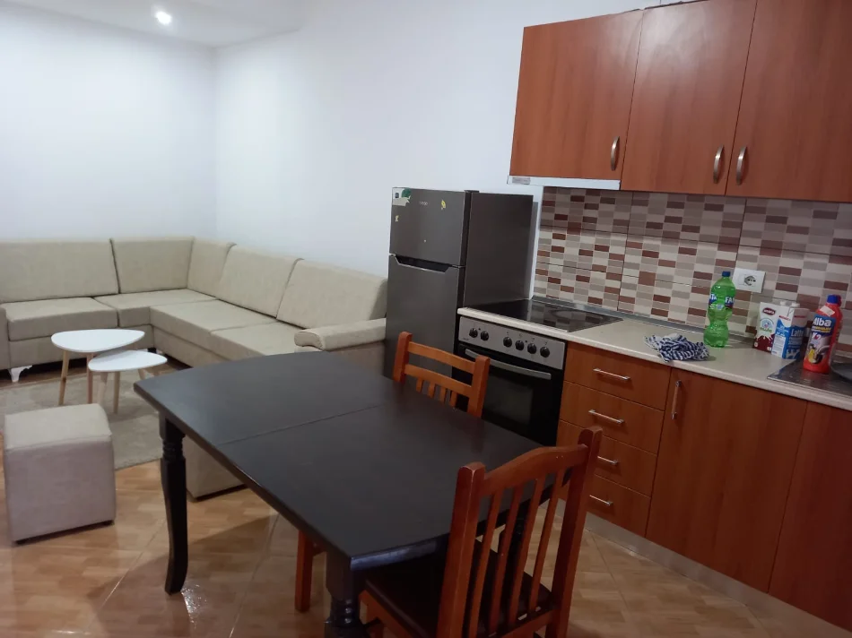 Tirane, jepet me qera apartament 1+1 Kati 4, 70 m² 350 € (Vila L Astir tek Pasticeri Nela)