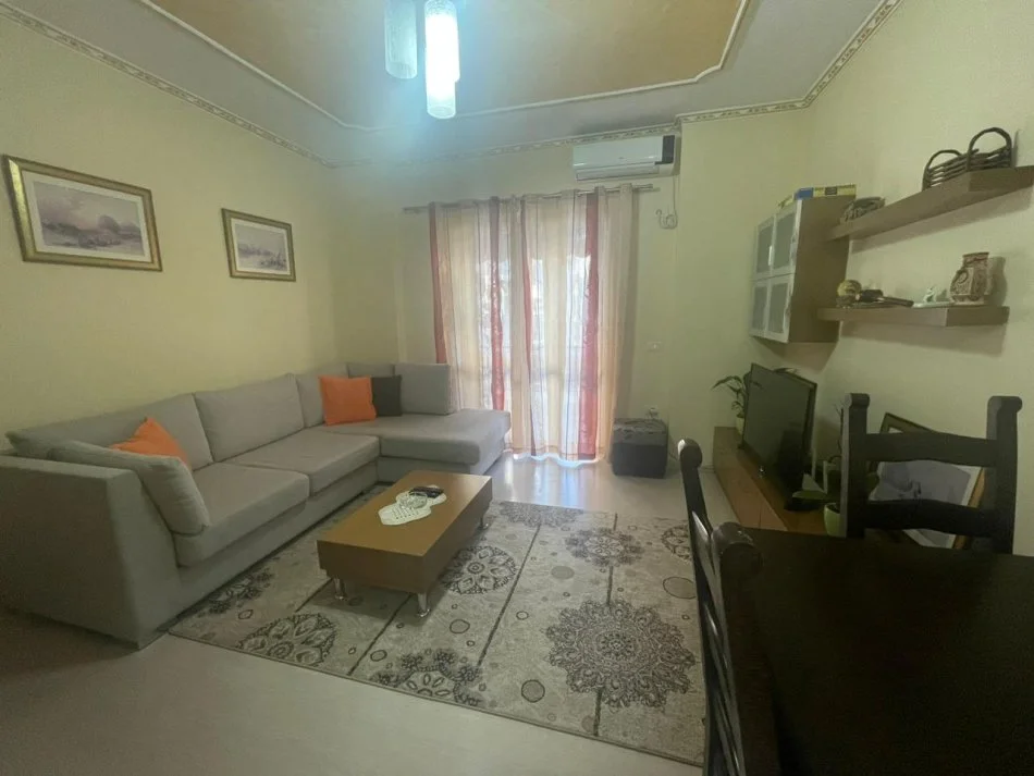 Tirane, jepet me qera apartament 1+1+Ballkon Kati 3, 60 m² 350 € (Fizika Berthamore Fresk)