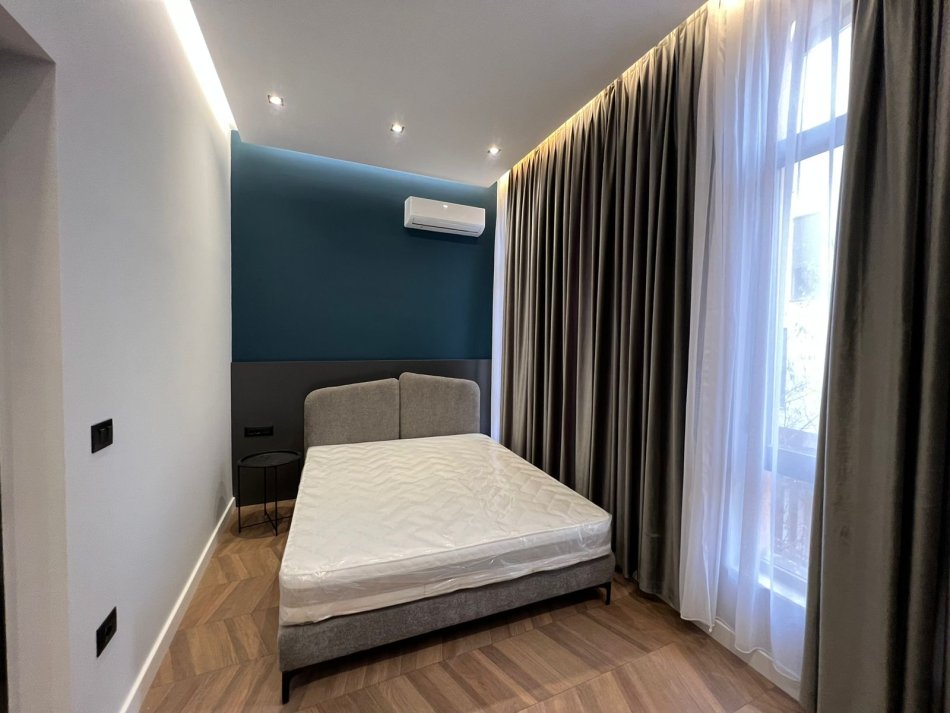 Tirane, jepet me qera apartament 1+1 , 600 € (liqeni i thate)