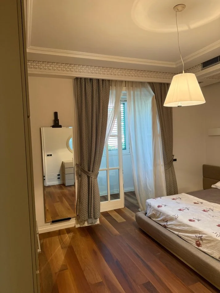 Tirane, jepet me qera apartament 1+1+Aneks Kati 1, 700 € (Shkolla e Kuqe)