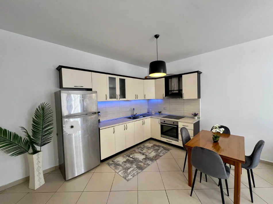 Tirane, jepet me qera apartament 2+1+Ballkon Kati 2, 96 m² 450 € (Thoma Koxhaj)