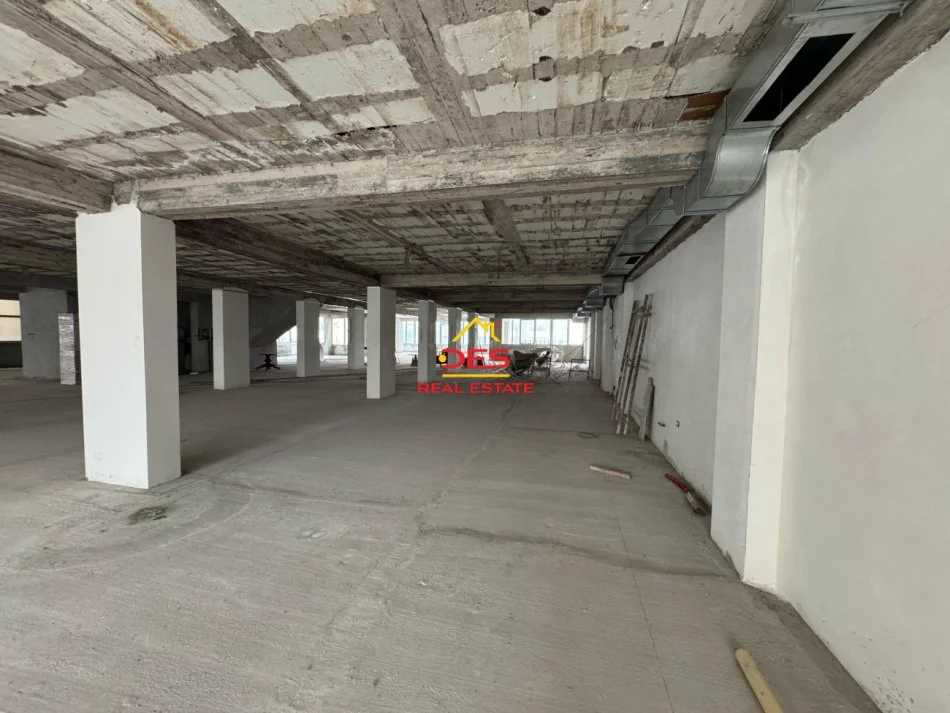 Vlore, jepet me qera ambjent biznesi Kati 2, 850 m² 4.000 € (Rruga Gjergj Arianiti)