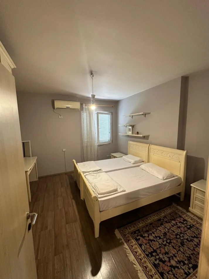 Tirane, jepet me qera apartament 2+1 Kati 3, 80 m² 650 € (GLOBE)