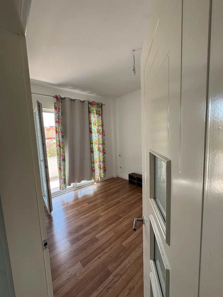 Tirane, jepet me qera apartament 1+1+Ballkon Kati 3, 60 m² 350 €