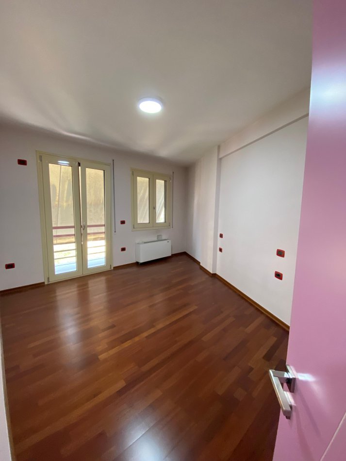 Tirane, jepet me qera zyre Kati 4, 163 m² 1.500 € (Stadiumi Dinamo)