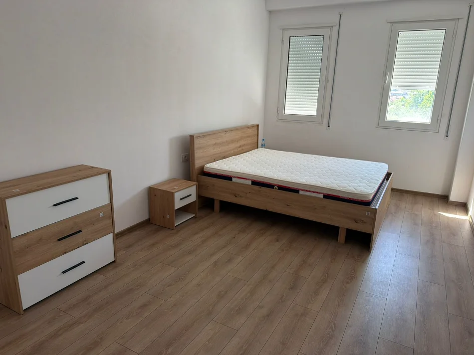 Tirane, jepet me qera apartament 2+1+Ballkon Kati 1, 120 m² 450 € 