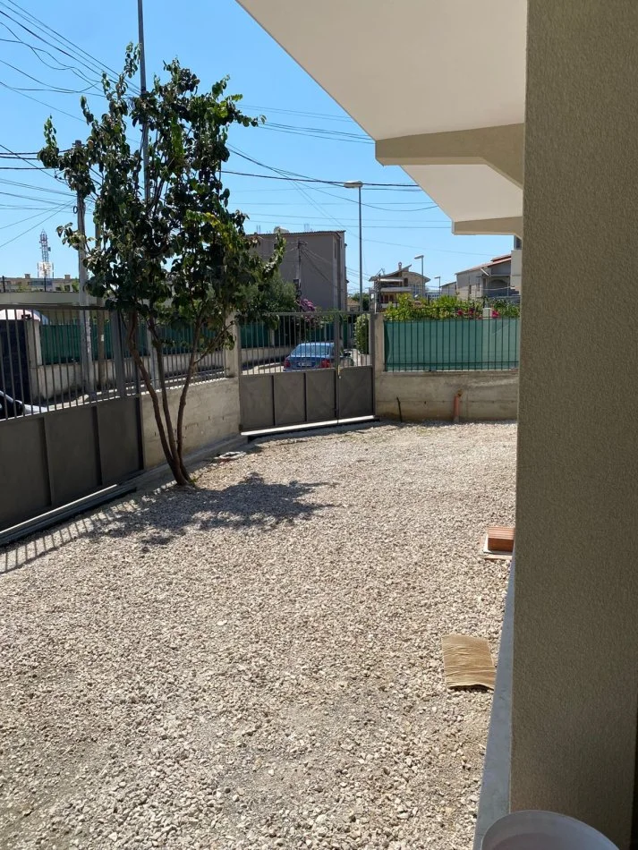 Tirane, jepet me qera apartament 1+1 Kati 1, 68 m² 350 € (Laprake Spitali Ushtarak)