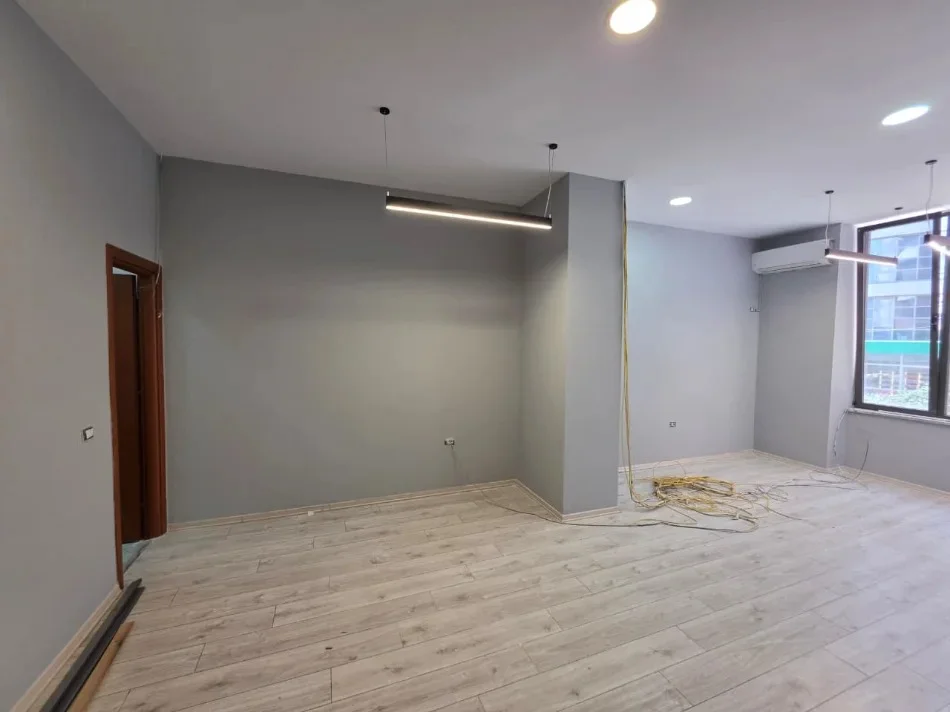 Tirane, jepet me qera ambjent biznesi Kati 2, 31 m² 600 € (rruga e durresit)