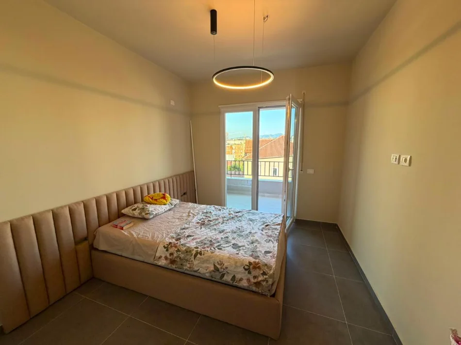 Tirane, jepet me qera apartament 2+1 , 1.300 € 