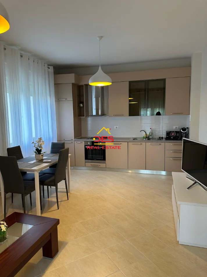 Vlore, jepet me qera apartament 1+1+Ballkon Kati 2, 70 m² 450 € (Lungomare)