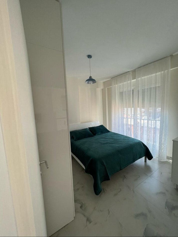 Jepet me qera Apartamenti 1+1 500 euro , rruga Kongresi i Lushnjes.