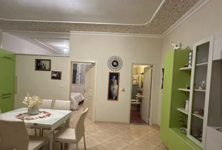 Tirane, jepet me qera apartament 1+1 Kati 1, 80 m² 380 € (Afer Komisariatit nr. 4)