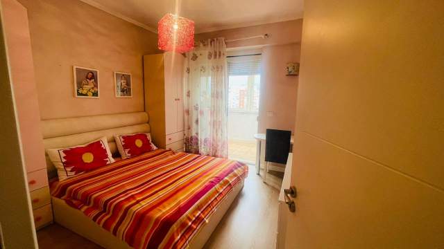 Tirane, jepet me qera apartament 3+1+BLK Kati 7, 140 m² 700 Euro (Rruga e Barrkadave)