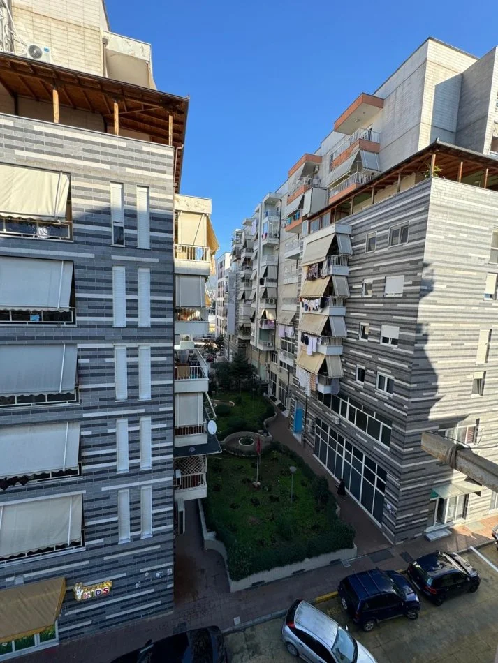 Tirane, jepet me qera apartament 2+1+Ballkon Kati 4, 100 m² 600 € (Apartament 2+1 me qera)