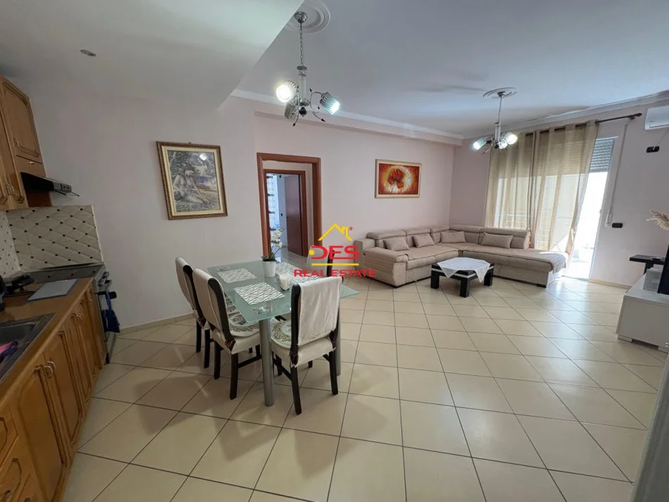 Vlore, jepet me qera apartament 2+1+Ballkon Kati 6, 115 m² 500 € (Rruga Çajupi)