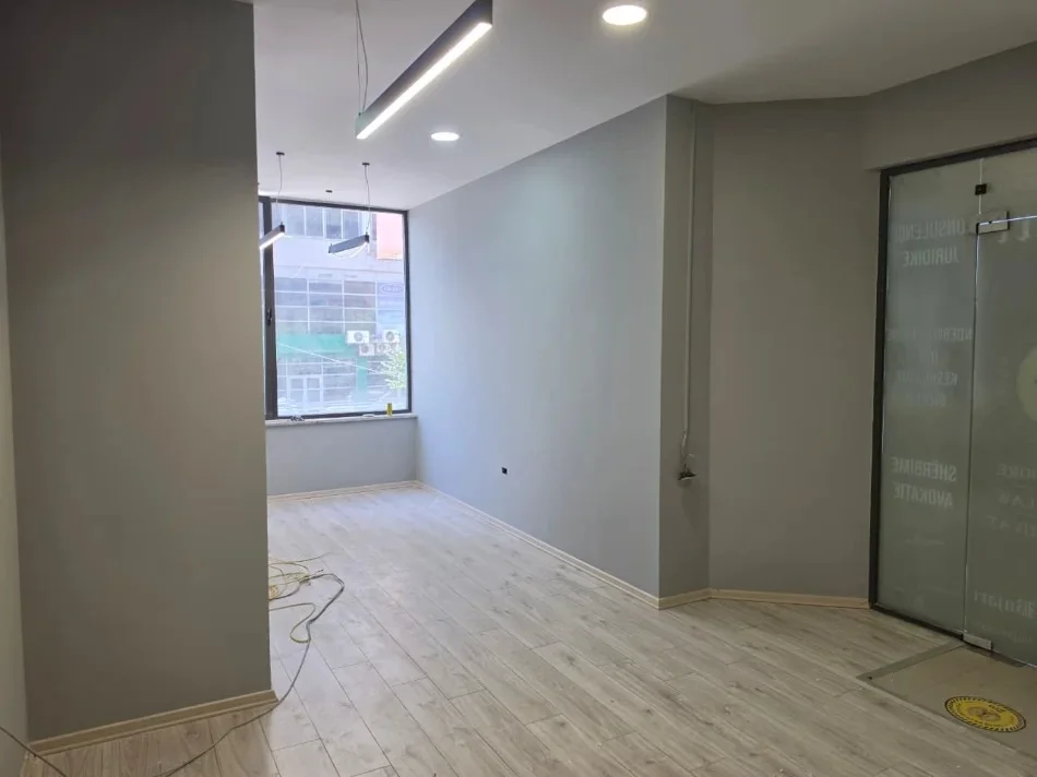 Tirane, jepet me qera zyre Kati 2, 31 m² 600 € (rruga e durresit)