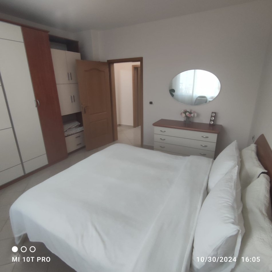 Tirane, jepet me qera apartament 2+1 Kati 10, 1.000 € (Bllok)
