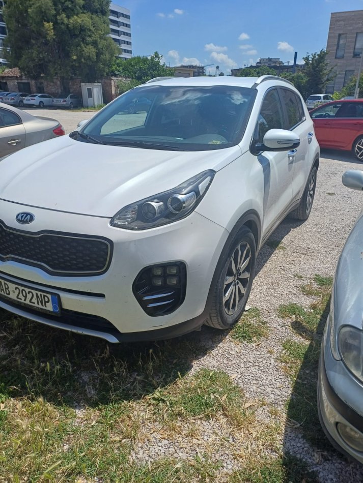 Tirane, shes makine KIA sport Nafte, e bardhë, automatike, me Kondicioner, me 205.000 km  per 11.500 € .