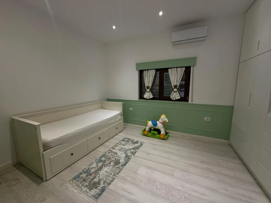 Tirane, jepet me qera apartament 2+1+Ballkon Kati 1, 120 m² 1.203 € (QIRA, APARTAMENT 2+1+2 LIQENI I THATE!)