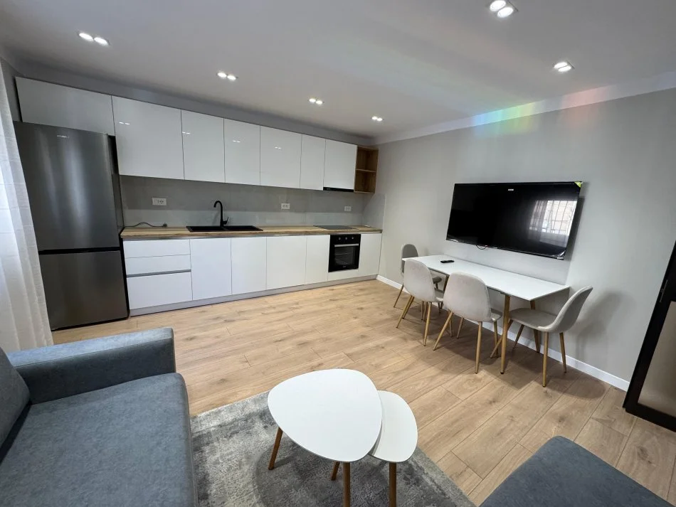 Tirane, jepet me qera apartament 2+1 Kati 2, 88 m² 600 € (Rruga qemal stafa ,shkolla e kuqe)