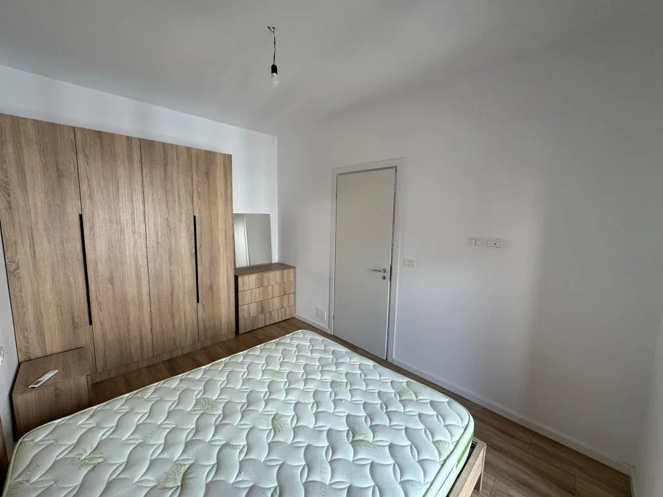 Tirane, jepet me qera apartament 1+1 Kati 3, 56 m² 650 € (Shkolla e kuqe)