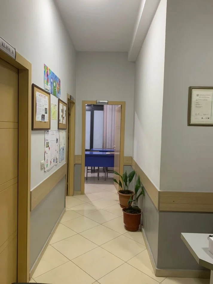 Tirane, jepet me qera ambjent biznesi Kati 1, 83 m² 500 € (YZBERISHT)