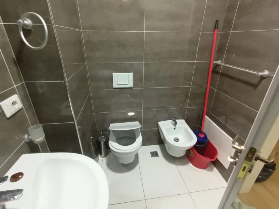 Tirane, jepet me qera apartament 1+1+Ballkon Kati 2, 70 m² 500 € (Green city)