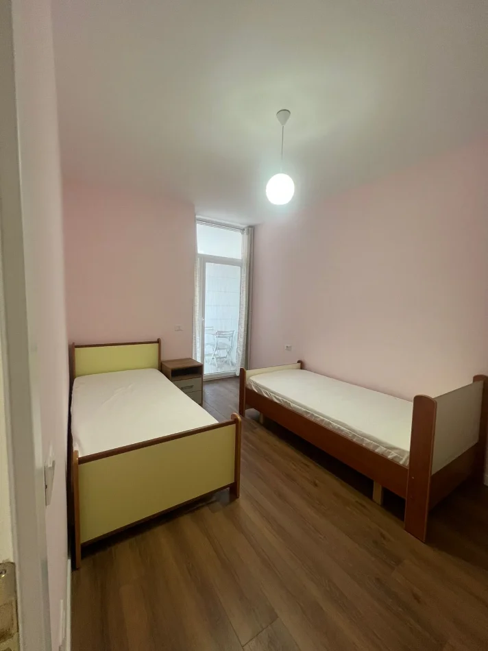 Durres, jepet me qera apartament 2+1 Kati 2, 70 m² 520 € (Zjarrfiksja, Durres)