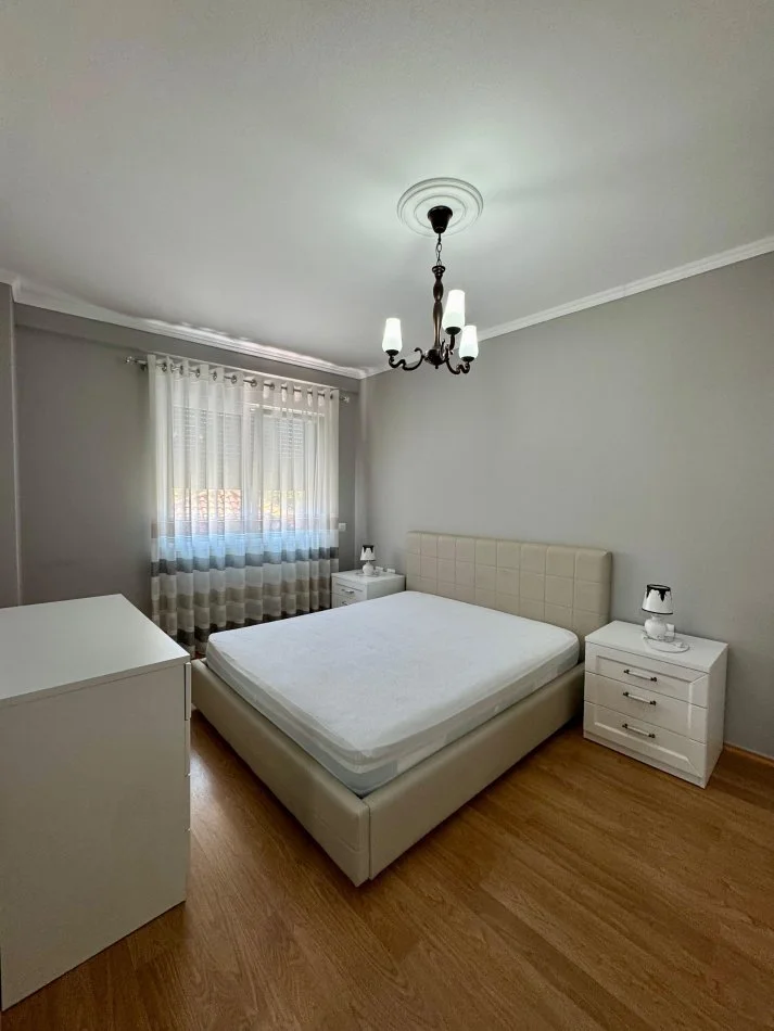 Tirane, jepet me qera apartament 1+1+Ballkon Kati 3, 70 m² 750 € (Pranë Xhamisë)