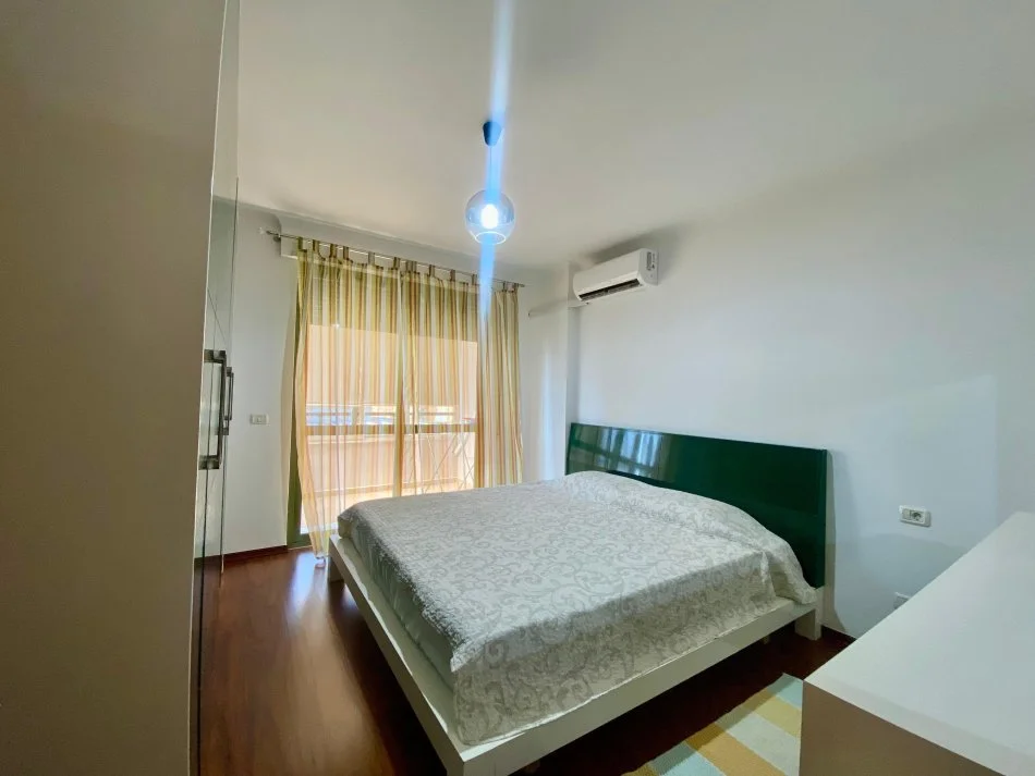 Tirane, jepet me qera apartament 2+1+Aneks+Ballkon Kati 9, 100 m² 800 € (komuna parisit)