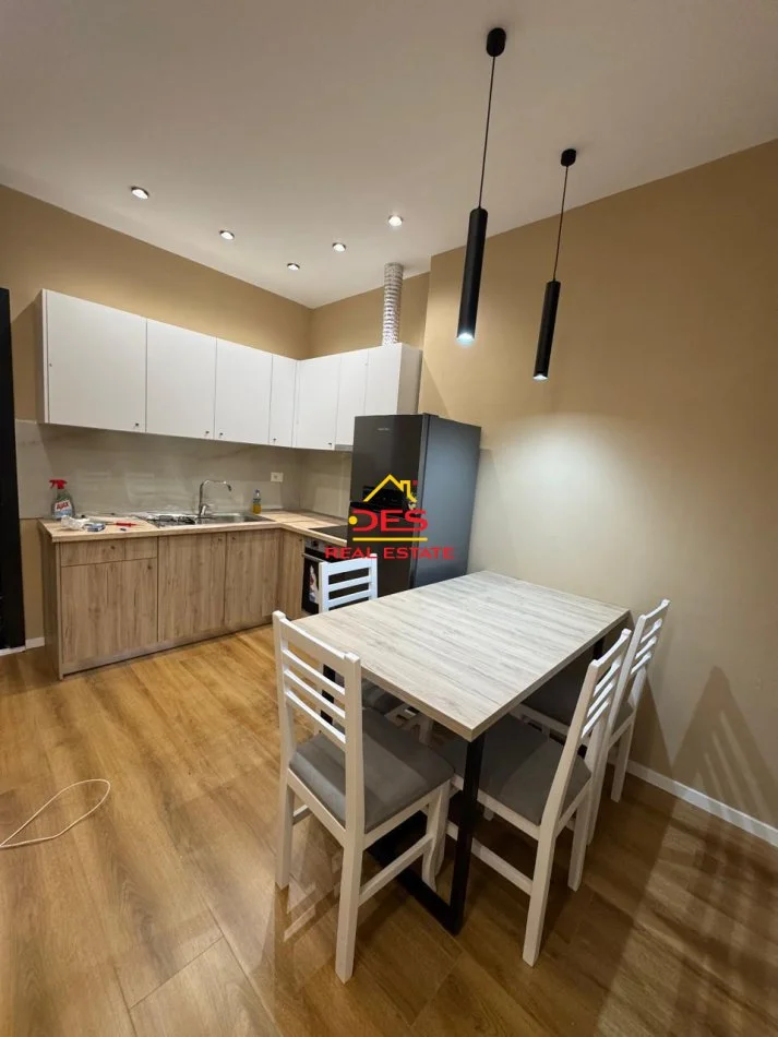 Vlore, jepet me qera apartament 1+1+Ballkon Kati 2, 80 m² 550 € (Rruga Çajupi)