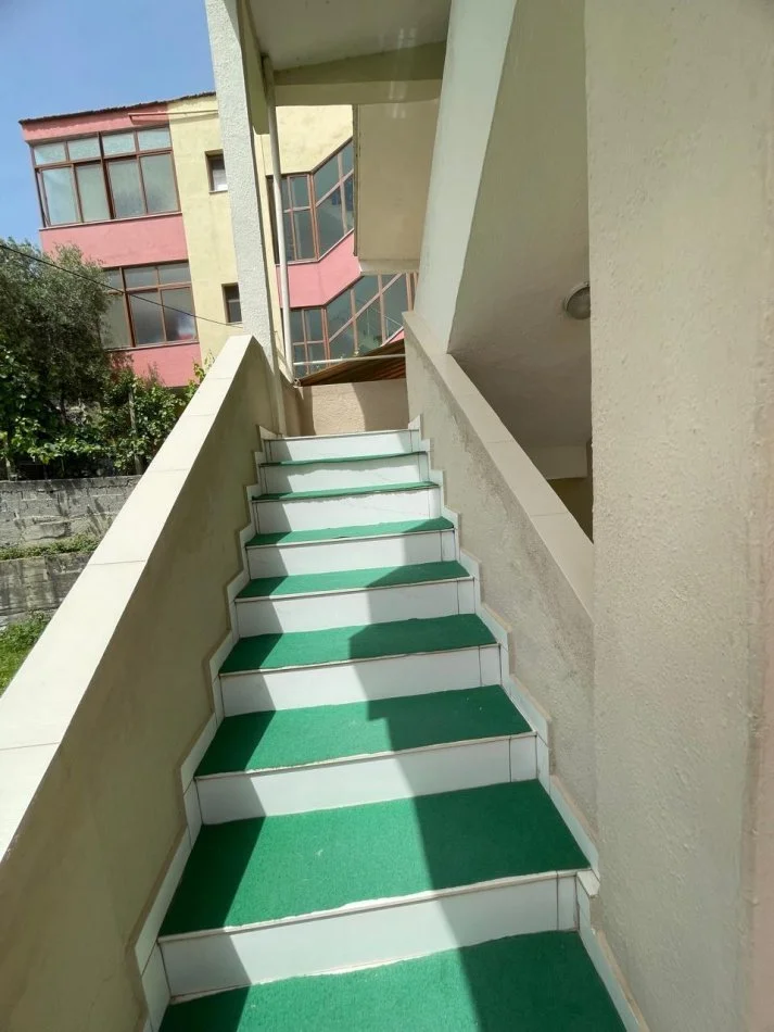 Tirane, shitet shtepi 3 Katshe , 300 m² 350,000 € (shkoze)