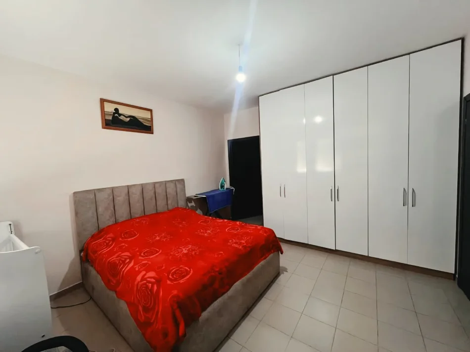 Tirane, jepet me qera apartament 2+1+Aneks+Ballkon Kati 4, 500 € (Yzberisht)