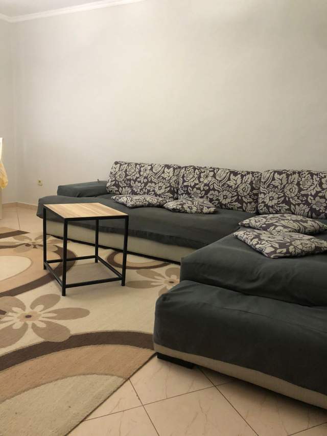 Tirane, jepet me qera apartament 1+1+A+BLK Kati 4, 80 m² 350 Euro (xhamllik)