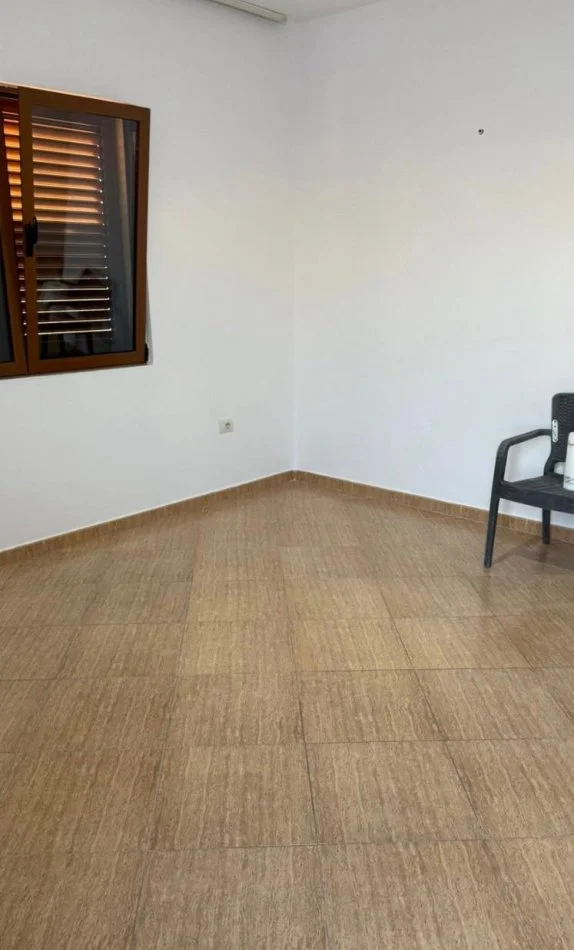 Tirane, jepet me qera Vile 3+1 Kati 3, 45.000 € (Prane Hotel Meridian)