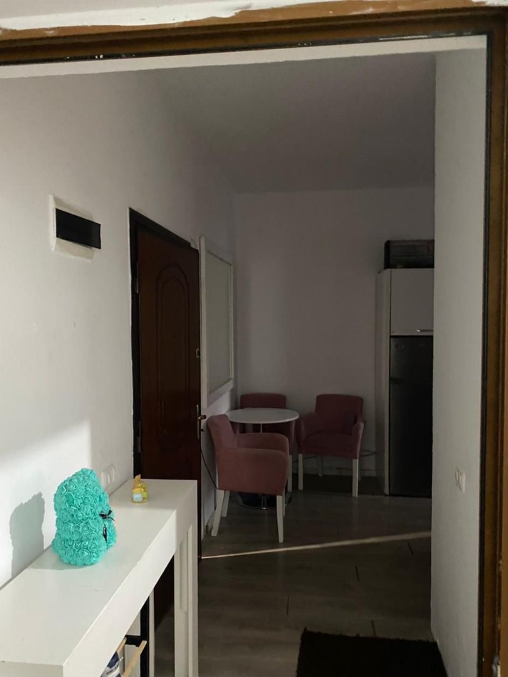 Tirane, jepet me qera apartament 1+1 , 60 m² 450 € (Medreseja te Kisha Ortodokse)