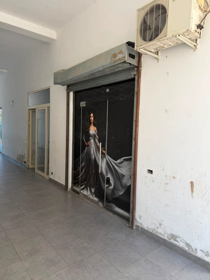 Tirane, jepet me qera dyqan Kati 0, 18 m² 250 € (Tom Plezha)