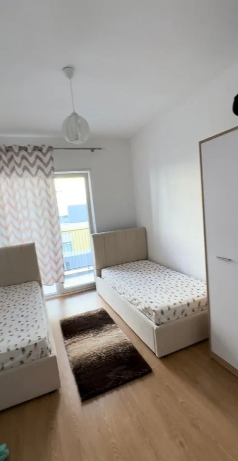 Tirane, jepet me qera apartament 2+1 Kati 4, 500 € (Univers city)