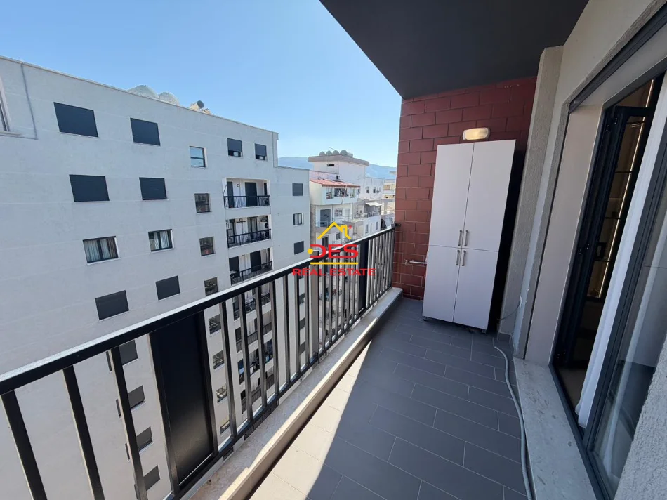 Vlore, jepet me qera apartament 2+1+Ballkon Kati 6, 110 m² 600 € (Rruga Gjergj Kastrioti)