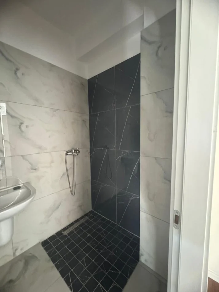 Tirane, jepet me qera apartament 1+1+Ballkon Kati 8, 55 m² 400 € (Astir)