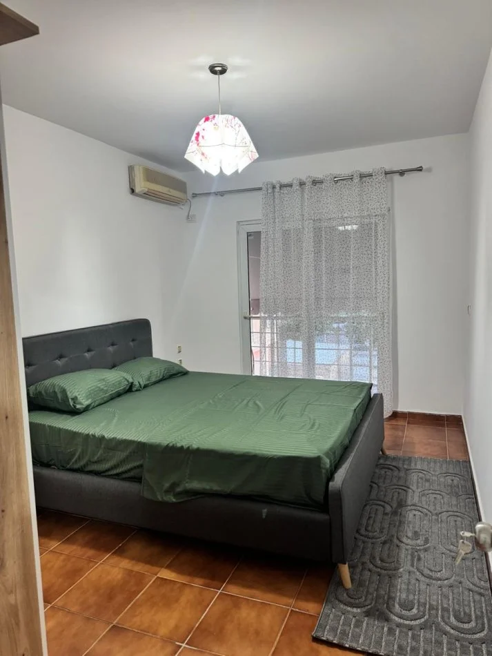 Tirane, jepet me qera apartament 1+1+Ballkon Kati 5, 65 m² 450 € (Blloku Gintash Laprake)
